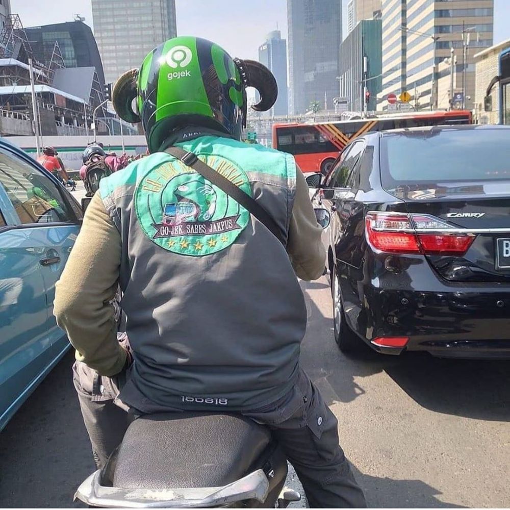 jaket nyeleneh driver ojek online © Instagram