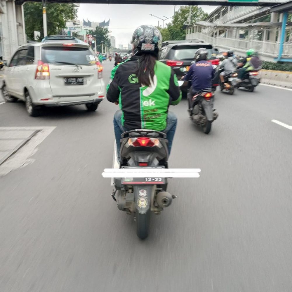 jaket nyeleneh driver ojek online © Instagram