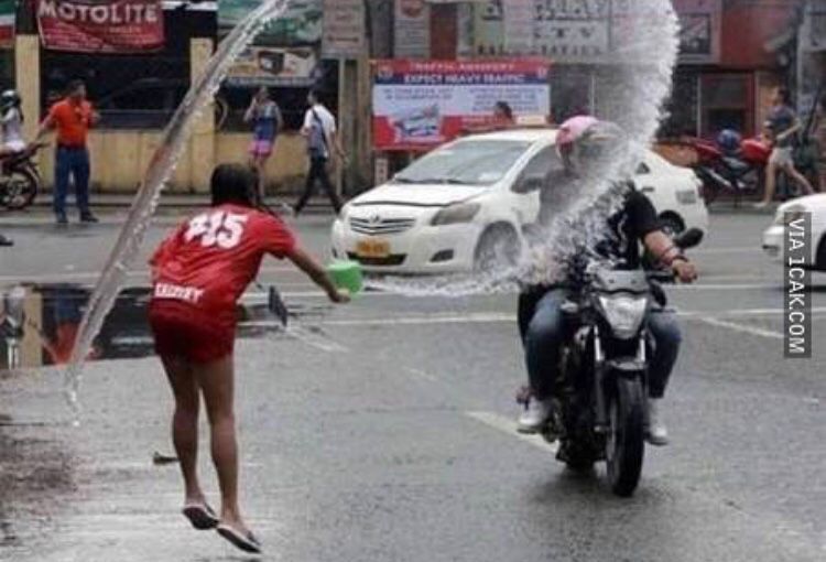 pas tersiram air apes pol © berbagai sumber