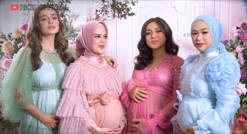 Maternity shoot Ria Ricis bareng geng The Bumils © berbagai sumber Maternity shoot Ria Ricis bareng geng The Bumils © berbagai sumber