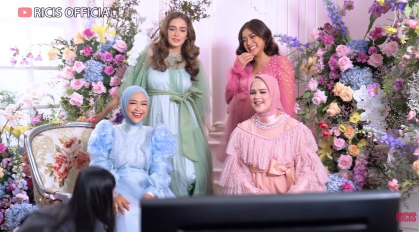 Maternity shoot Ria Ricis bareng geng The Bumils © berbagai sumber Maternity shoot Ria Ricis bareng geng The Bumils © berbagai sumber