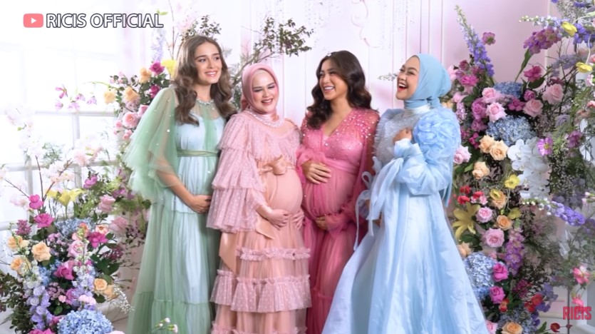 Maternity shoot Ria Ricis bareng geng The Bumils © berbagai sumber Maternity shoot Ria Ricis bareng geng The Bumils © berbagai sumber