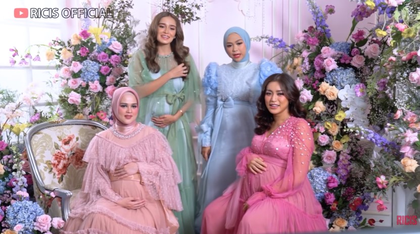 Maternity shoot Ria Ricis bareng geng The Bumils © berbagai sumber Maternity shoot Ria Ricis bareng geng The Bumils © berbagai sumber