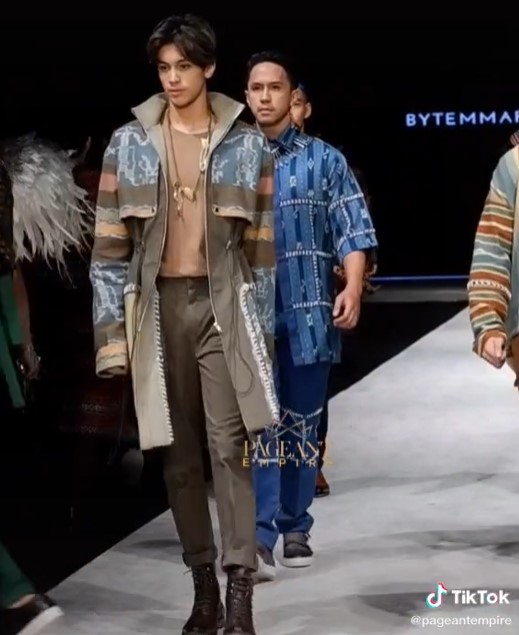 9 Gaya Eddy Meijer tampil di Indonesia Fashion Week 2022, kece abis