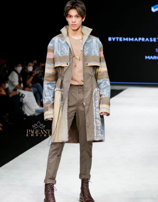9 Gaya Eddy Meijer tampil di Indonesia Fashion Week 2022, kece abis