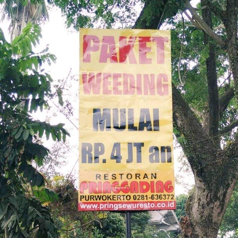 11 Spanduk lucu pedagang pakai Bahasa Inggris ini bikin ngakak