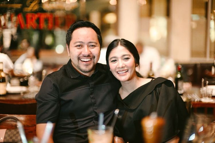 potret pemain sinetron Liontin bareng pasangan © berbagai sumber