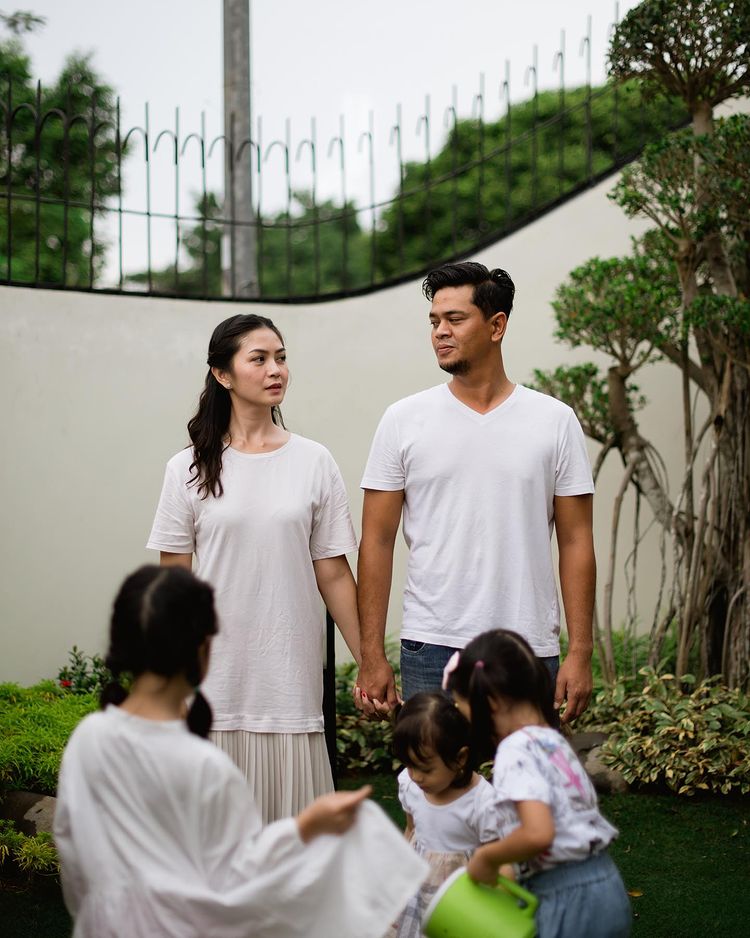 potret pemain sinetron Liontin bareng pasangan © berbagai sumber