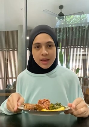 7 Makanan dikonsumsi Nycta Gina saat diet, ampuh turunkan bobot 17 kg