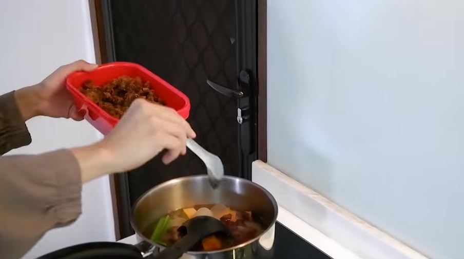 11 Cara Alyssa Soebandono masak kolak tanpa santan, jadi takjil sehat