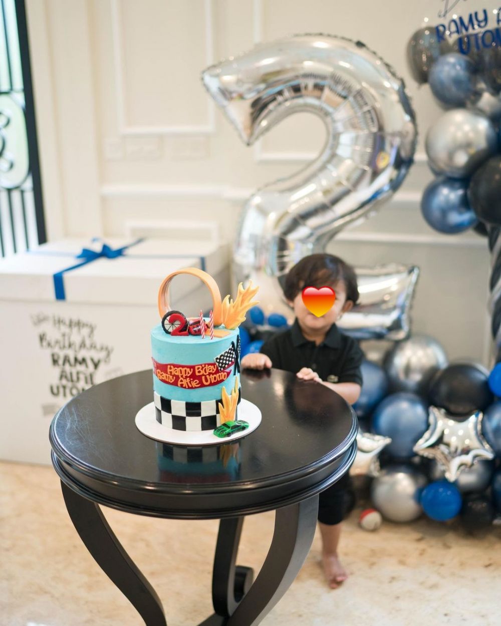 9 Potret kue ultah keluarga Ririn Dwi Ariyanti, simpel hingga unik