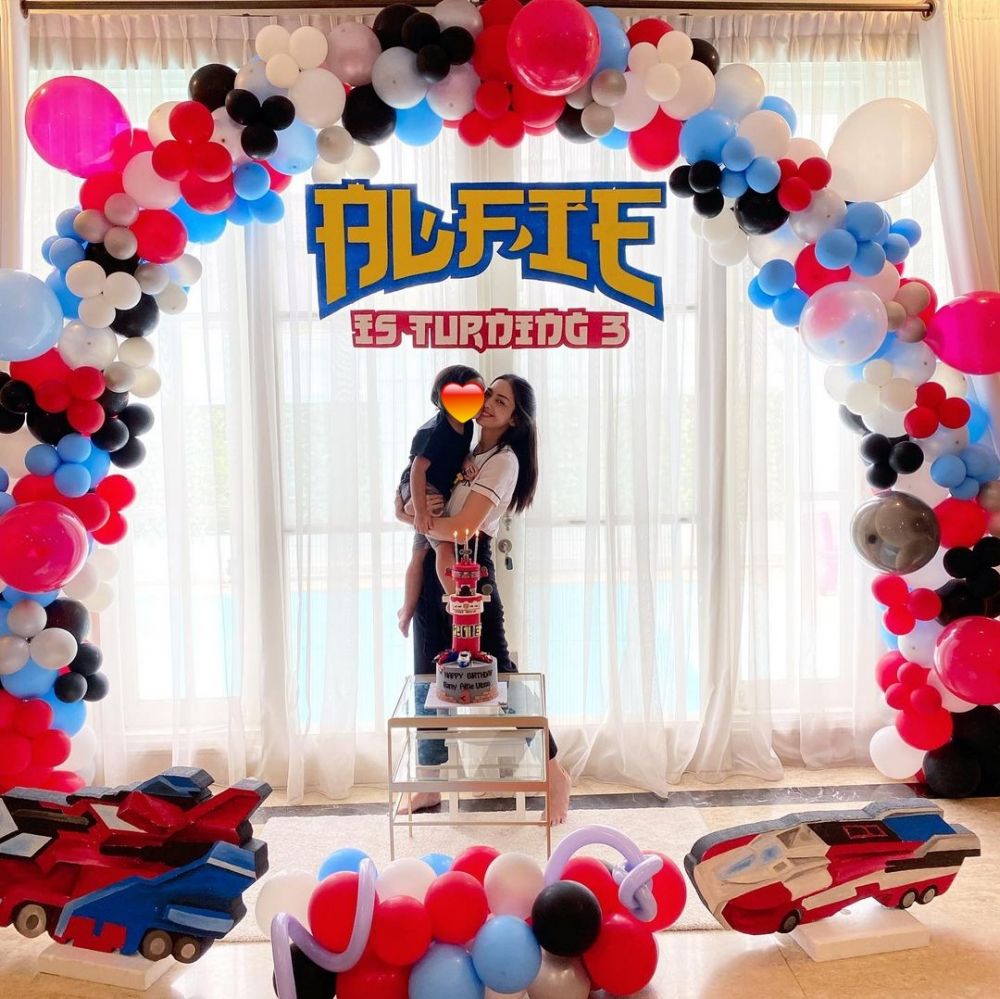 9 Potret kue ultah keluarga Ririn Dwi Ariyanti, simpel hingga unik