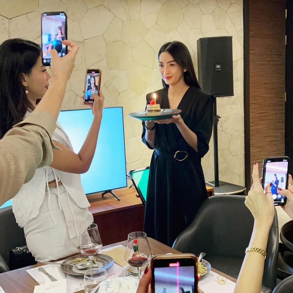 9 Potret kue ultah keluarga Ririn Dwi Ariyanti, simpel hingga unik