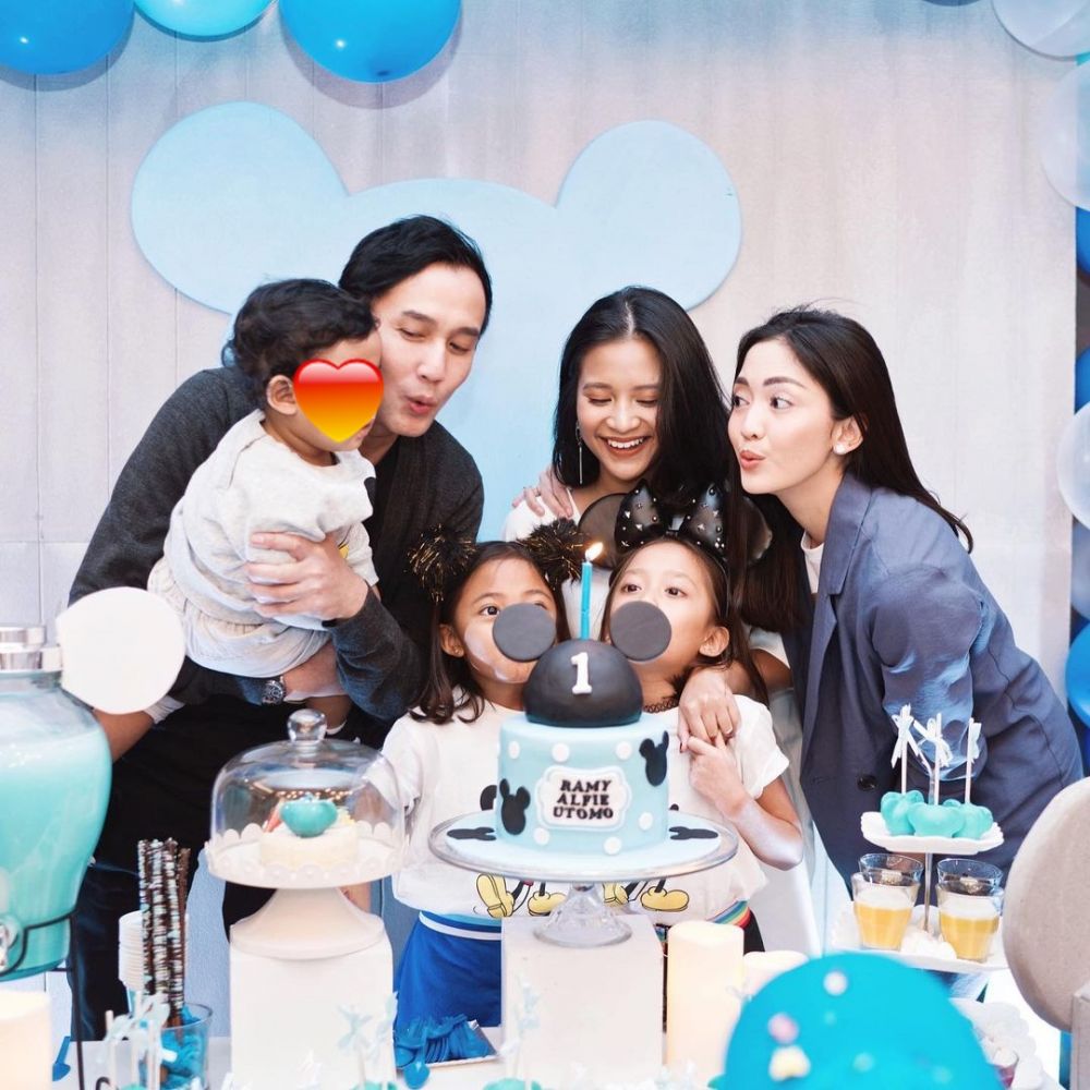 9 Potret kue ultah keluarga Ririn Dwi Ariyanti, simpel hingga unik
