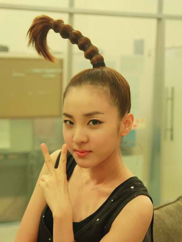 Gaya rambut nyentrik Sandara Park © berbagai sumber Gaya rambut nyentrik Sandara Park © berbagai sumber