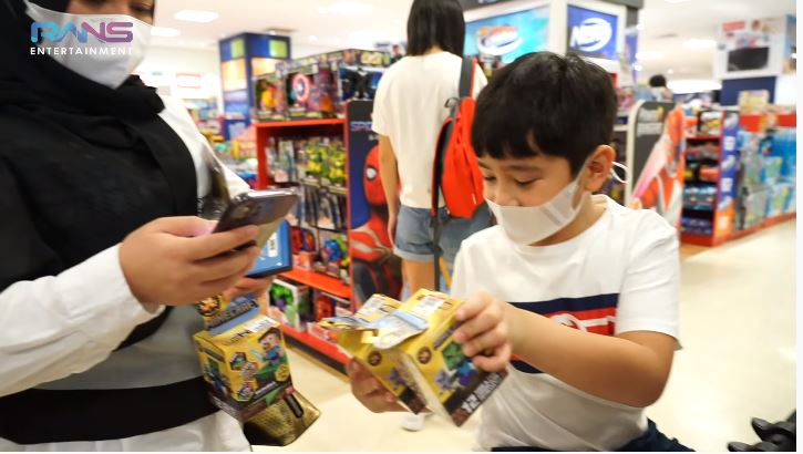 momen nagita slavina berbelanja di singapura © YouTube momen nagita slavina berbelanja di singapura © YouTube