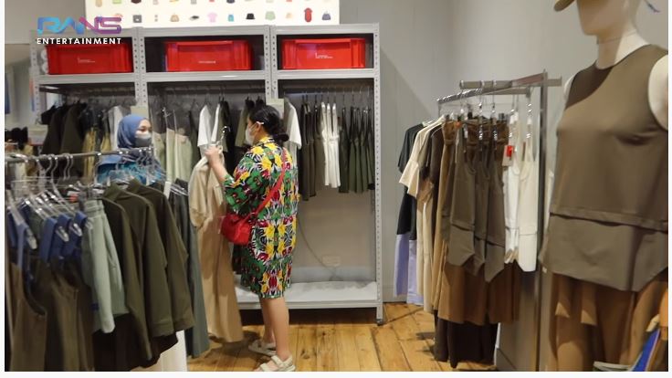 momen nagita slavina berbelanja di singapura © YouTube momen nagita slavina berbelanja di singapura © YouTube