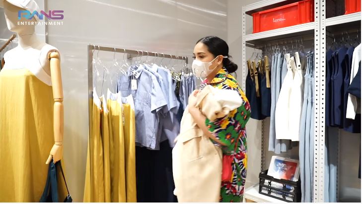 momen nagita slavina berbelanja di singapura © YouTube momen nagita slavina berbelanja di singapura © YouTube