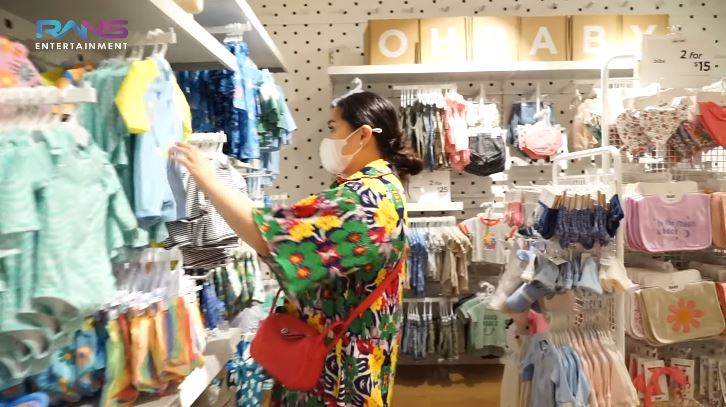 12 Momen Nagita Slavina berbelanja di Singapura, masuki 379 toko