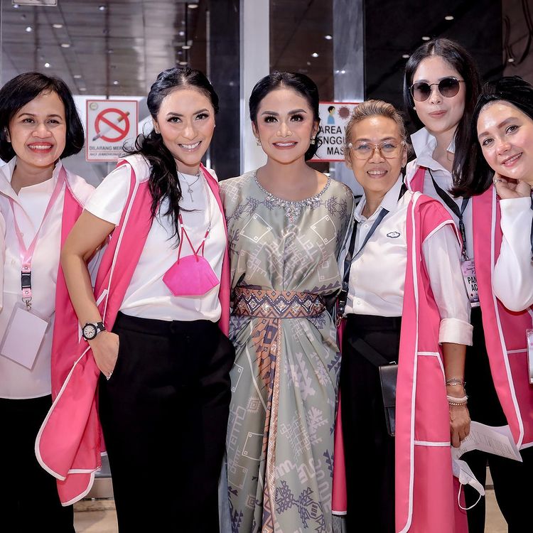 Krisdayanti meriahkan acara bazar ramadan © Instagram/@krisdayantilemos