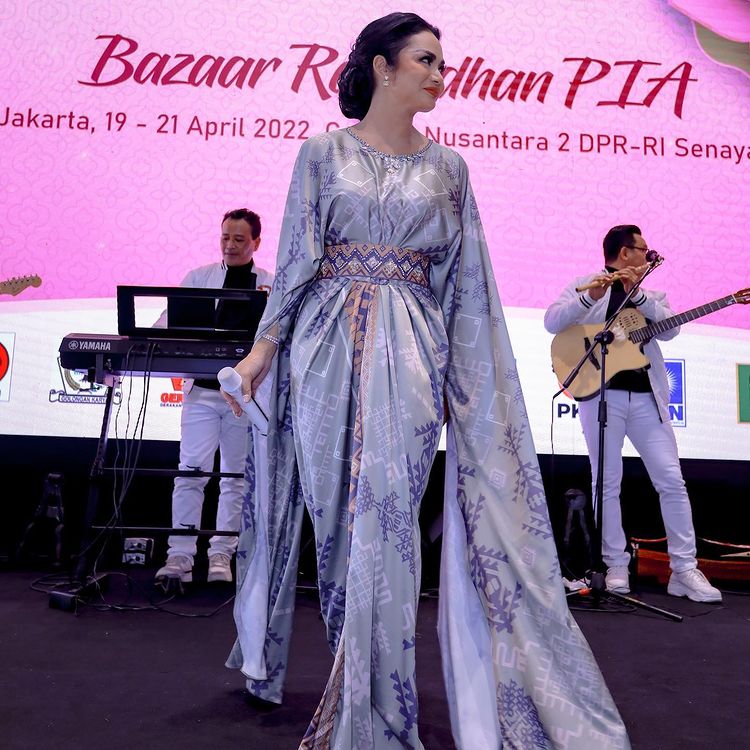 9 Potret Krisdayanti tampil di acara bazar Ramadan, jadi diva DPR