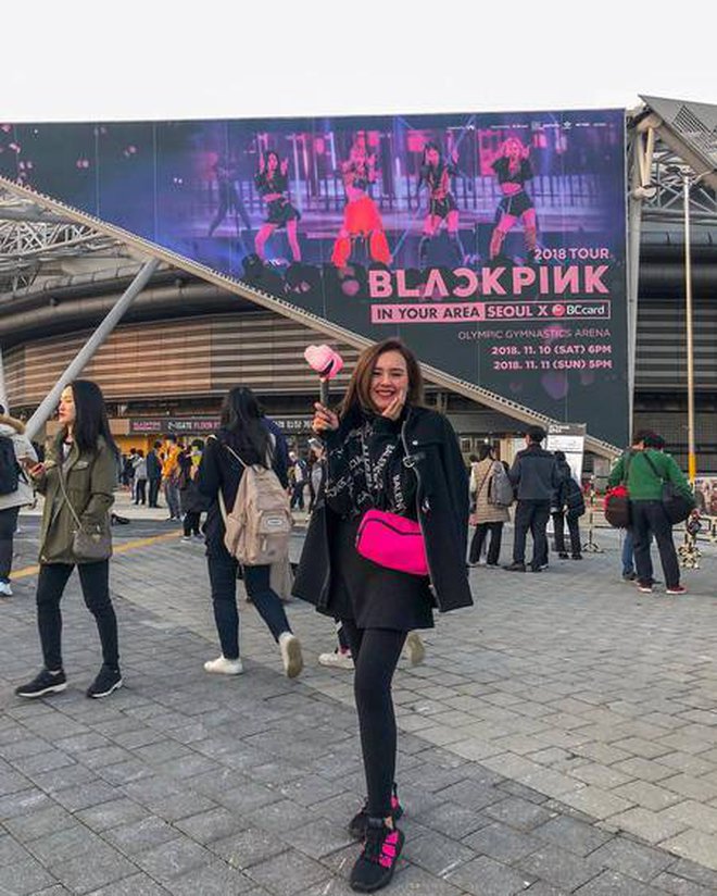 Gaya 10 seleb nonton konser K-Pop di luar negeri, Luna Maya stylish