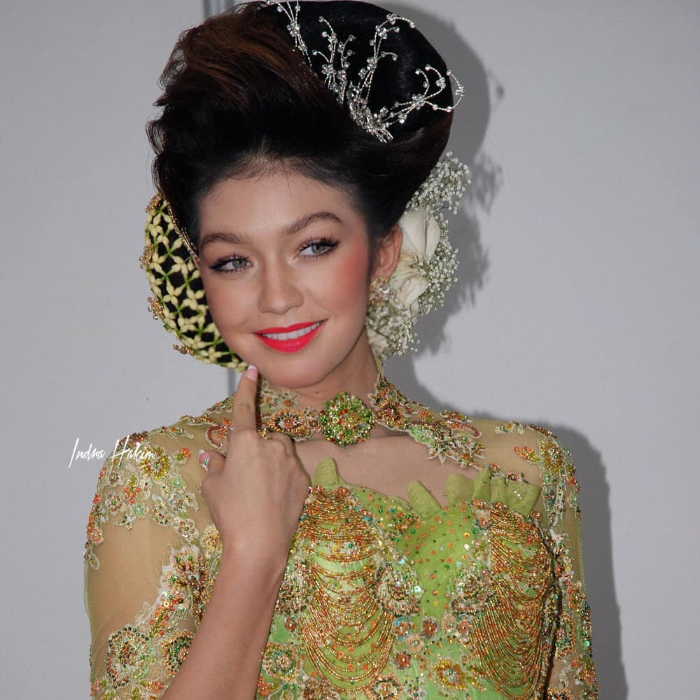 editan seleb luar negeri pakai kebaya © berbagai sumber