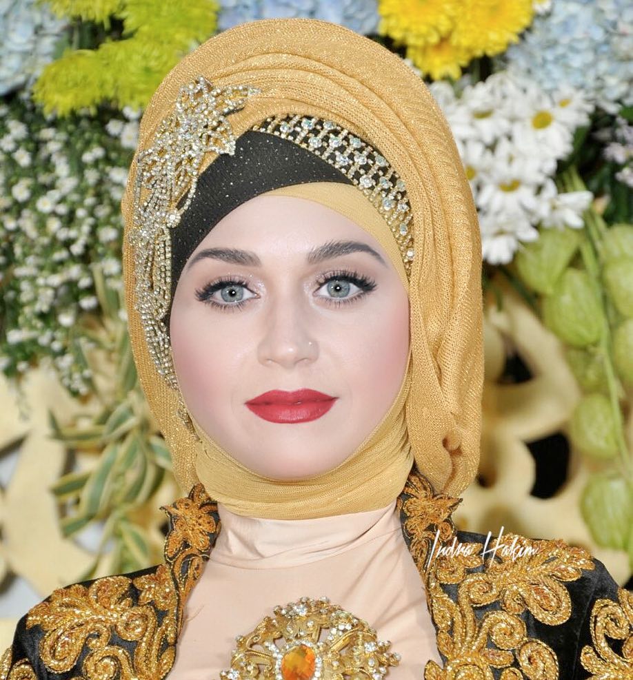 editan seleb luar negeri pakai kebaya © berbagai sumber