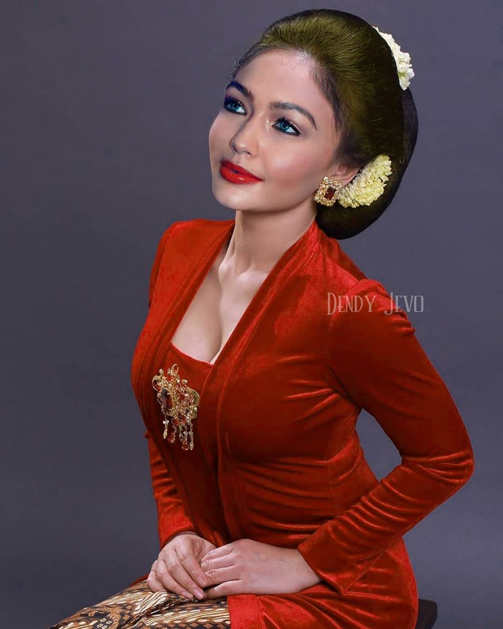 editan seleb luar negeri pakai kebaya © berbagai sumber