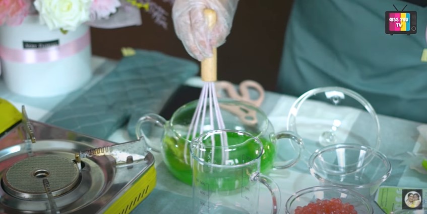 10 Langkah Ayu Ting Ting bikin es buko pandan, wangi dan ekonomis