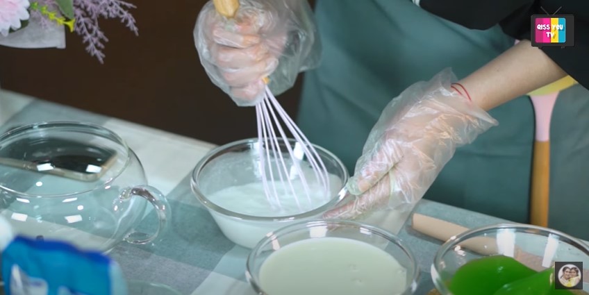 10 Langkah Ayu Ting Ting bikin es buko pandan, wangi dan ekonomis