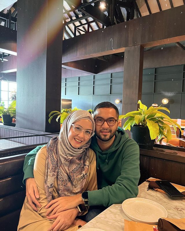 momen mesra aktris dengan pasangan lebih muda © berbagai sumber