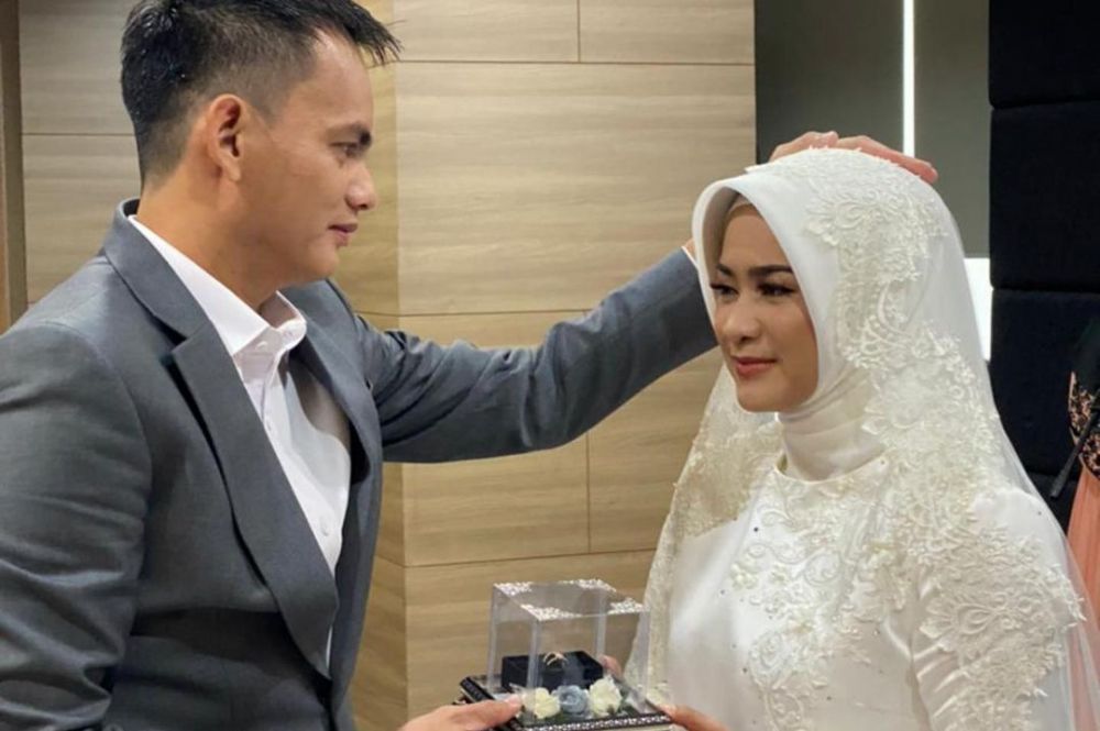 momen mesra aktris dengan pasangan lebih muda © berbagai sumber