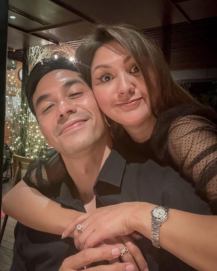 momen mesra aktris dengan pasangan lebih muda © berbagai sumber