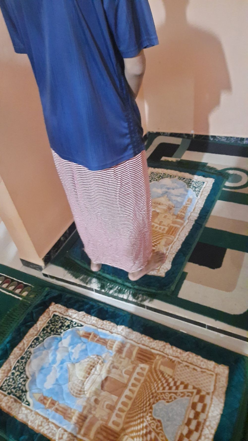 Potret kepepet nggak ada sarung © berbagai sumber