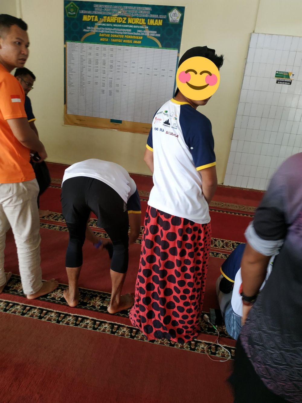 Potret kepepet nggak ada sarung © berbagai sumber
