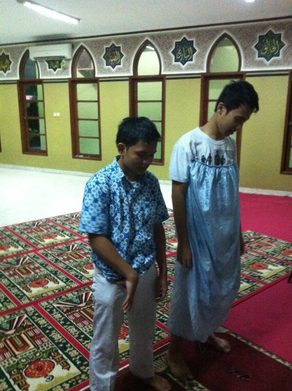 Potret kepepet nggak ada sarung © berbagai sumber