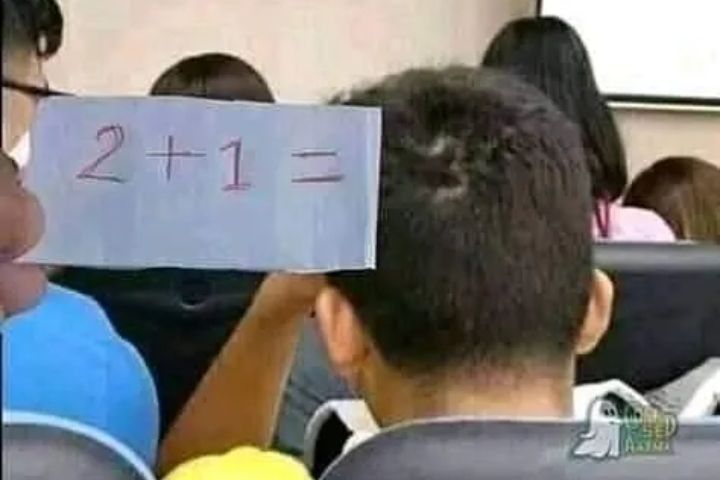 Potret nyeleneh orang saat difoto dari belakang © berbagai sumber Potret nyeleneh orang saat difoto dari belakang © berbagai sumber