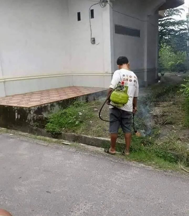 Potret nyeleneh orang saat difoto dari belakang © berbagai sumber Potret nyeleneh orang saat difoto dari belakang © berbagai sumber