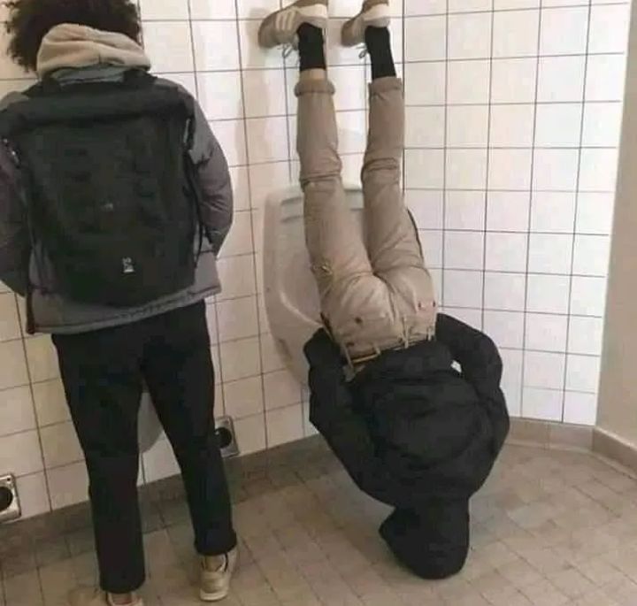 Potret nyeleneh orang saat difoto dari belakang © berbagai sumber Potret nyeleneh orang saat difoto dari belakang © berbagai sumber