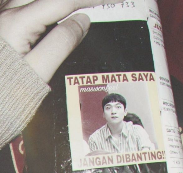 Potret stiker K-Pop jangan banting © berbagai sumber
