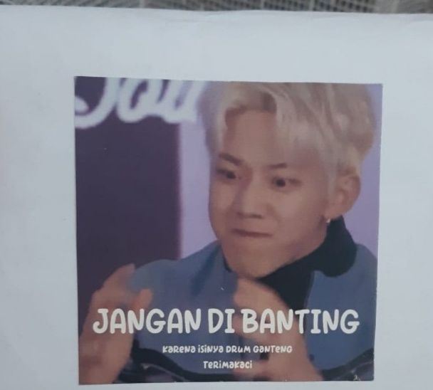 Potret stiker K-Pop jangan banting © berbagai sumber