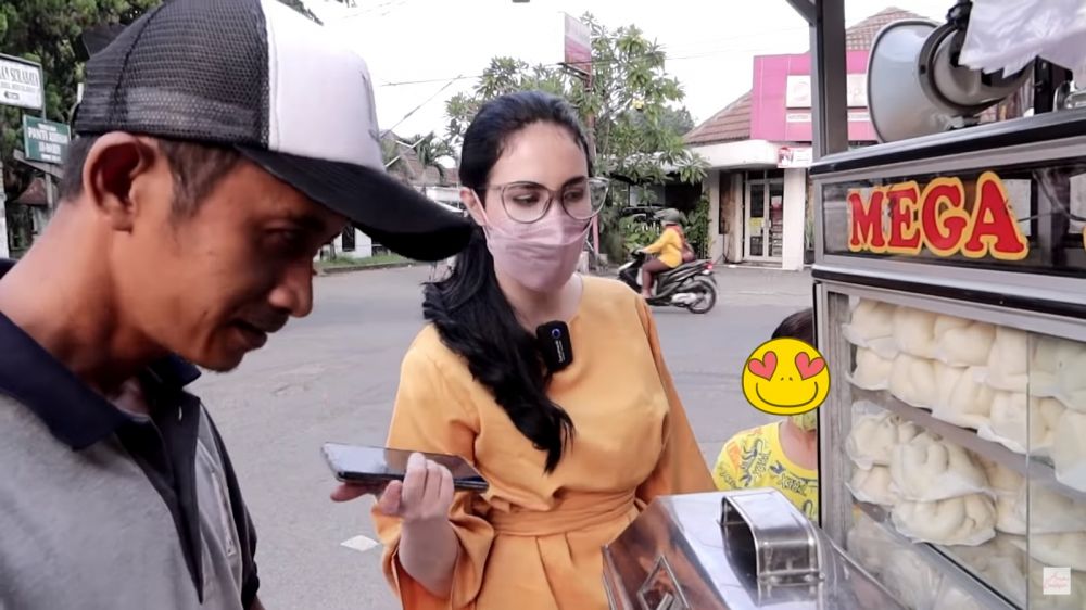 Momen Arumi Bachsin berburu takjil © YouTube/Arumi Bachsin