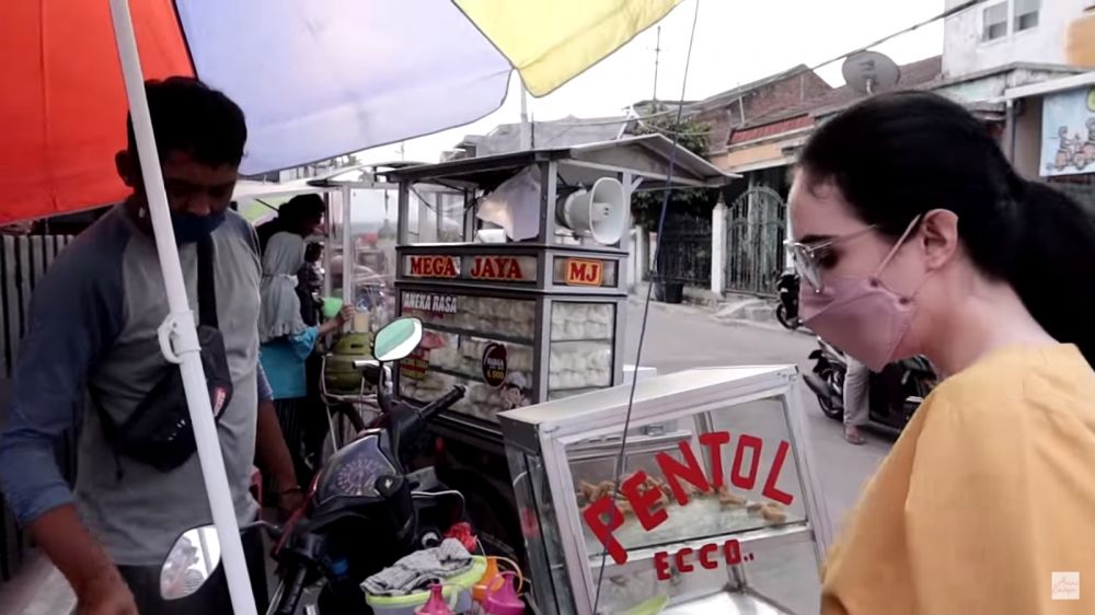 Momen Arumi Bachsin berburu takjil © YouTube/Arumi Bachsin