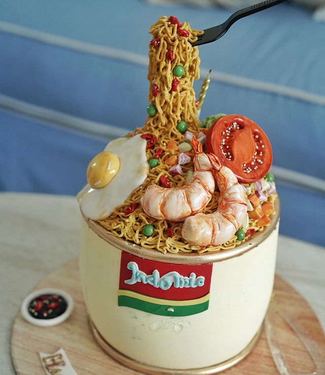 Potret kue ultah suami 10 seleb, punya Jeje Govinda bentuk mi instan