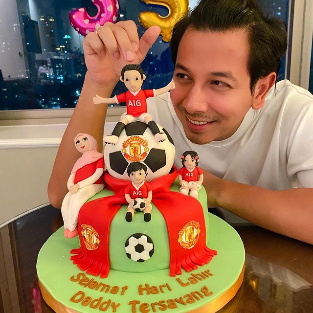 Potret kue ultah suami 10 seleb, punya Jeje Govinda bentuk mi instan