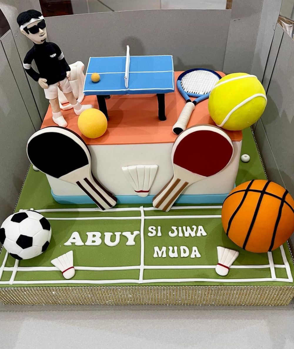 Potret kue ultah suami 10 seleb, punya Jeje Govinda bentuk mi instan