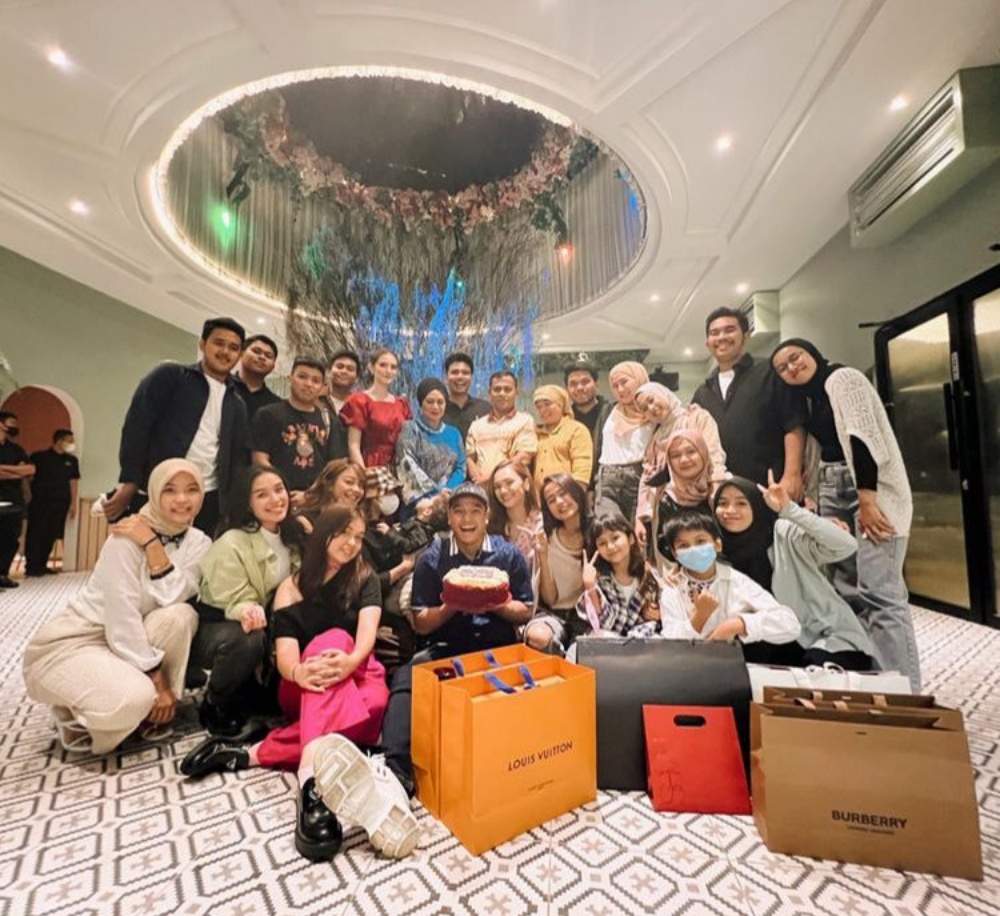 Rebecca Klopper dengan keluarga Fadly Faisal © berbagai sumber