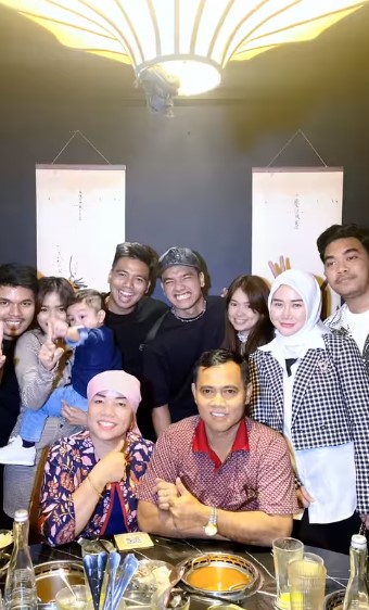 Rebecca Klopper dengan keluarga Fadly Faisal © berbagai sumber Rebecca Klopper dengan keluarga Fadly Faisal © berbagai sumber