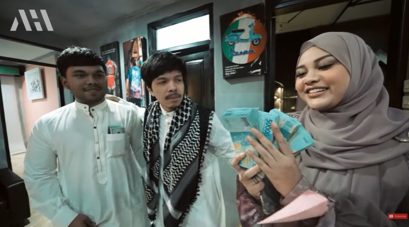 Momen Atta Halilintar bagi THR ke karyawan © YouTube